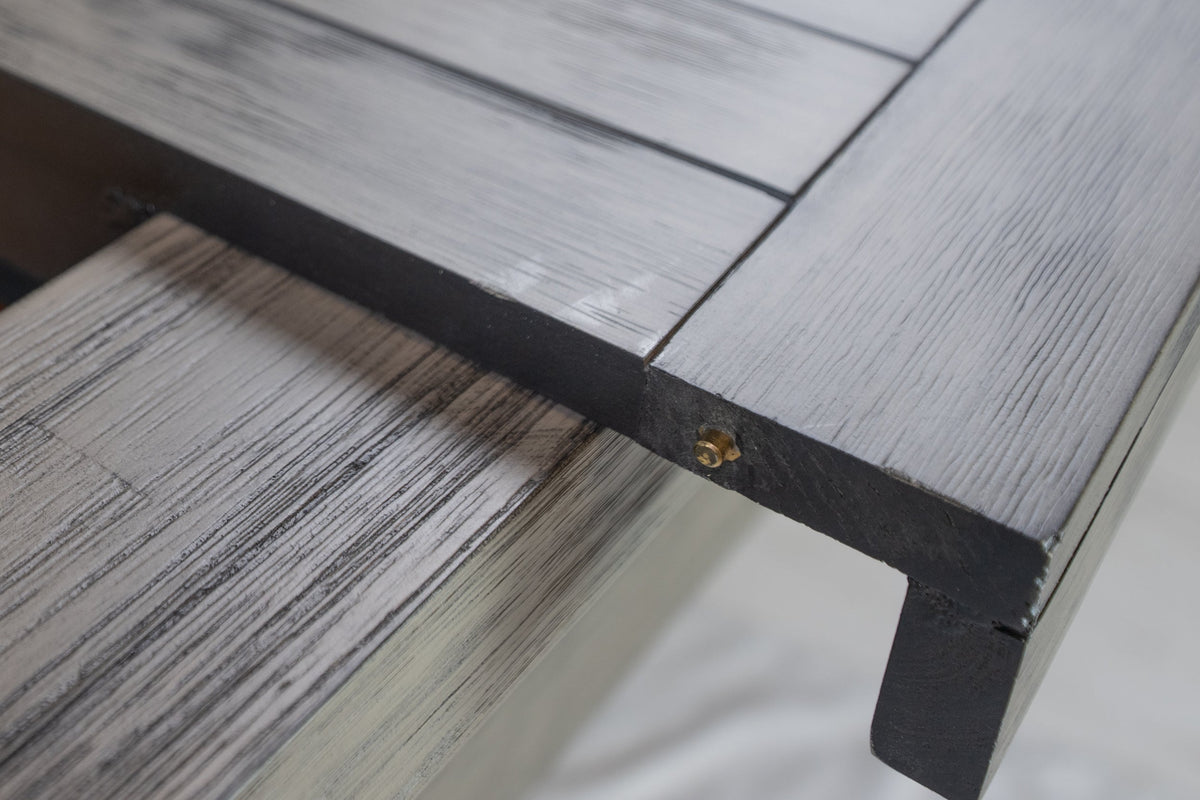 Closeup of the retractable metal post joint